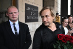 Режиссер Николай Лебедев (справа) на прощании с кинорежиссером Александром Миттой в Центральном доме литераторов в Москве, 17 июля 2025 года
