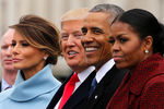 Американский президент Дональд Трамп с первой леди Меланией и экс-президент Барак Обама с супругой Мишель на ступенях Капитолия в Вашингтоне, 20 января 2017 года