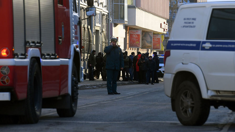 Сотрудники полиции и МЧС РФ у&nbsp;входа в&nbsp;здание управления ФСБ по&nbsp;Архангельской области, где произошел взрыв, 31 октября 2018 года