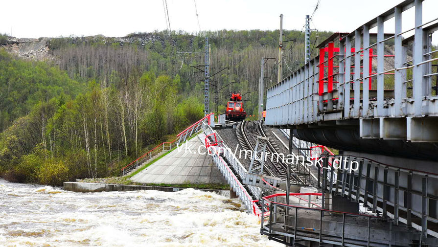 На&nbsp;месте обрушения железнодорожного моста через&nbsp;реку Кола в&nbsp;Мурманской области.