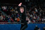 Александр Самарин выступает с короткой программой на чемпионате России — 2022