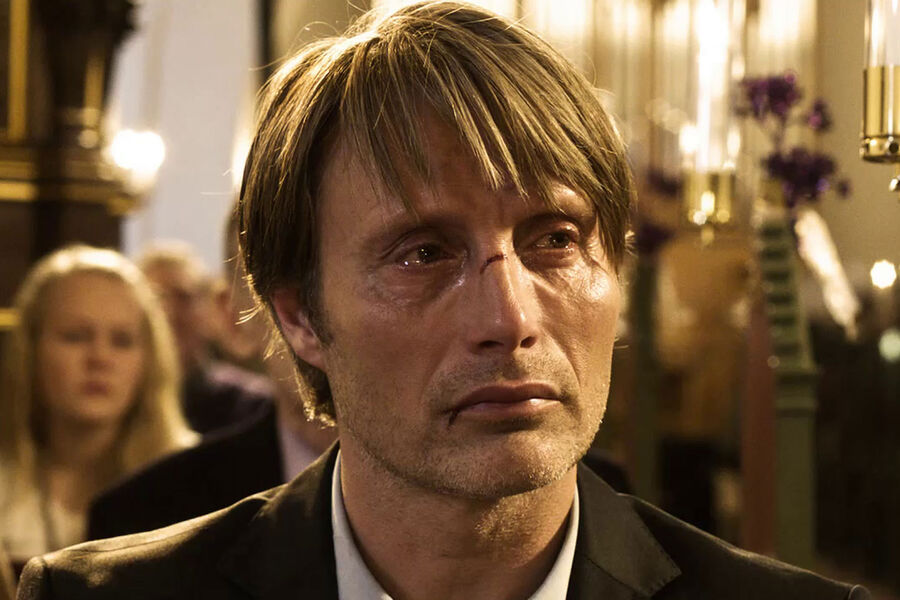 <b>&laquo;Охота&raquo; (2012)</b>
<br><br>Жизнь 42-летнего воспитателя детского сада (Миккельсен) рушится после ложного обвинения в&nbsp;домогательствах: друзья отворачиваются, а соседи ненавидят и мстят, несмотря на&nbsp;отсутствие каких-либо доказательств его вины. Роль человека, загнанного в&nbsp;угол коллективной истерией, принесла Миккельсену приз за&nbsp;лучшую мужскую роль на&nbsp;Каннском кинофестивале 2012&nbsp;года, а сама картина Томаса Винтерберга двумя годами позже была номинирована на&nbsp;премию &laquo;Оскар&raquo; в&nbsp;категории &laquo;Лучший фильм на&nbsp;иностранном языке&raquo;.