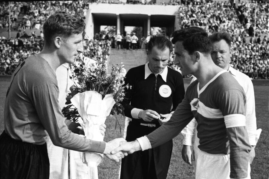 Встреча московских футбольных команд &laquo;Локомотив&raquo; и &laquo;Спартак&raquo;. Капитан &laquo;Локомотива&raquo; Геннадий Забелин (слева) и капитан &laquo;Спартака&raquo; Никита Симонян перед&nbsp;началом матча, 1953&nbsp;год 