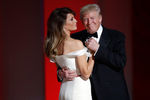Президент США Дональд Трамп с супругой Меланьей во время танца на Балу Свободы в Вашингтоне, 2017 год
