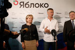 Председатель партии «Яблоко» Эмилия Слабунова, глава Екатеринбурга Евгений Ройзман, утвержденный в качестве кандидата от партии на выборах губернатора Свердловской области, и председатель федерального политкомитета партии «Яблоко» Григорий Явлинский после заседания федерального бюро в Москве, 2017 год