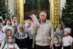 Президент России Владимир Путин во время праздничного богослужения по случаю Рождества Христова в Спасо-Преображенском соборе в Санкт-Петербурге, 7 января 2020 года