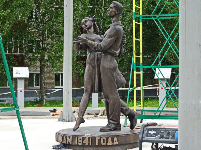 Памятник выпускникам в&nbsp;Сергиевом Посаде. 3 года назад в&nbsp;популярном подмосковном городе на&nbsp;церемонии вручения медалей выпускникам школ был открыт памятник выпускникам 41-го года. По&nbsp;задумке автора, выпускница школы изображена в&nbsp;летней блузке. Однако при&nbsp;взгляде на&nbsp;памятник кажется, что блузки на&nbsp;школьнице нет, что ожидаемо привело к&nbsp;негодованию жителей
