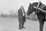 <b>«Слезы капали» (1982, реж. Г. Данелия)</b>
<br><Br>
Когда шла работа над картиной «Слезы капали», Леонова срочно госпитализировали. Врачи объявили, что в ближайший месяц работать ему будет нельзя. Но были запланированы съемки на озере, которое из-за приближающейся зимы могло в любой день замерзнуть. Через две недели Леонов сообщил режиссеру, что его выписали, и вместе с врачом и женой, при которой был пакет лекарств, приехал на съемочную площадку. Там ему пришлось играть сцену в проруби, в ледяной воде, в тяжелом гидрокостюме под одеждой.
<br><Br>
«И мы решили снять эту сцену одним кадром, чтобы Леонов несколько раз не залезал в воду. Отрепетировали движение камеры на дублере <…> Сняли кадр.
– Все! – кричу. – Съемка
Юра Клименко отвел меня в сторону и сказал, что я так махал руками, что моя рука попала в кадр. «Надо бы переснять». Я посмотрел на Леонова и… сказал, что так сойдет. И правильно сделал, что не стал переснимать – Леонова, оказывается, никто не выписывал, он сбежал из больницы». (Георгий Данелия, «Безбилетный пассажир»)
