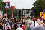 Протестующие против политики Дональда Трампа возле Белого дома во время военного парада в честь 250-летия армии США в Вашингтоне, 14 июня 2025 года