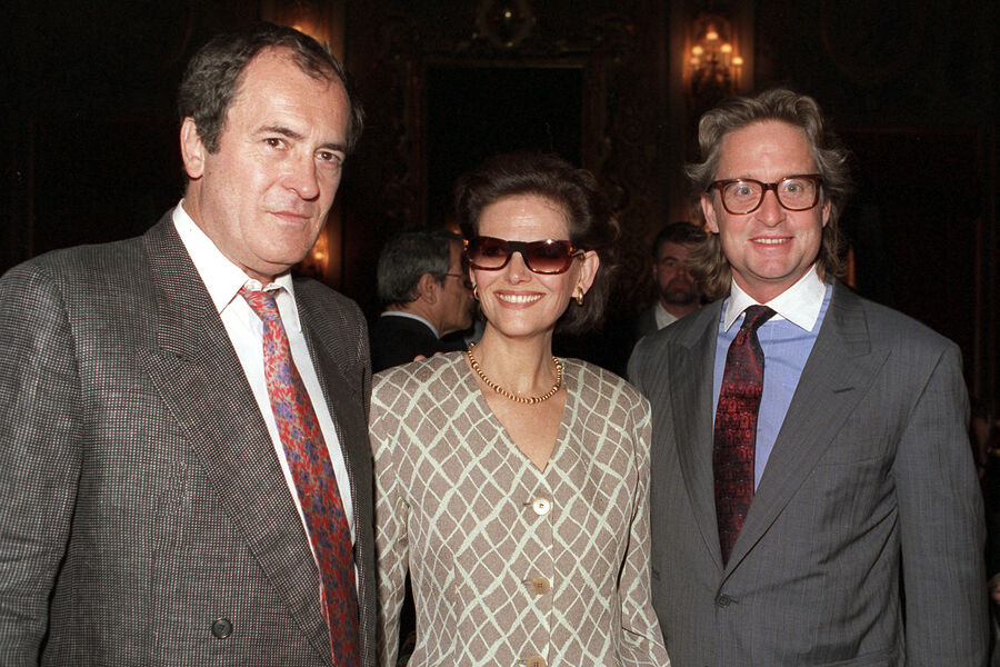  Итальянский кинорежиссер Бернардо Бертолуччи (слева), актриса Клаудия Кардинале (в центре) и американский актер Майкл Дуглас во время приема в&nbsp;честь лауреатов премии «Давид Донателло» в&nbsp;Президентском дворце Италии, 4&nbsp;июня 1988&nbsp;года