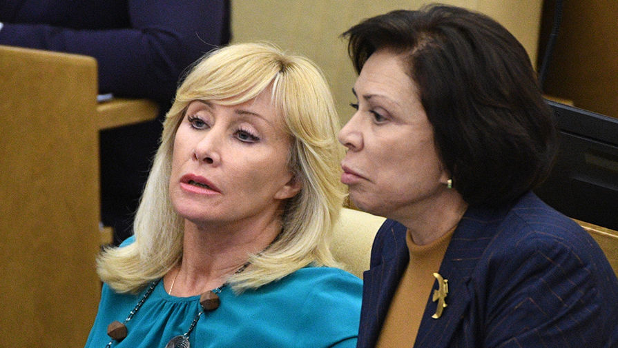 Заместитель председателя комитета Государственной Думы РФ по&nbsp;вопросам семьи, женщин и детей Оксана Пушкина (слева) и заместитель председателя комитета Государственной Думы РФ по&nbsp;международным делам Ирина Роднина на&nbsp;пленарном заседании Государственной Думы РФ