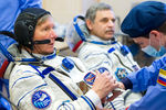 Участники основного экипажа транспортного пилотируемого корабля «Союз ТМА-16М» 43/44-й длительной экспедиции на Международную космическую станцию (МКС) космонавты «Роскосмоса» Геннадий Падалка (слева) и Михаил Корниенко во время примерки скафандров на космодроме Байконур, 2015 год