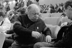 Поэт Наум Коржавин в зале заседаний круглого стола в Москве, 1991 год