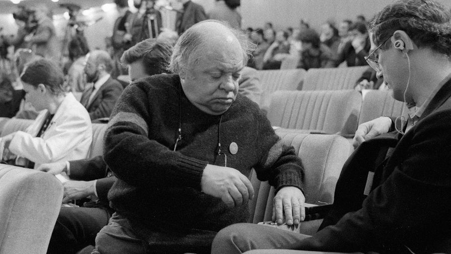 Поэт Наум Коржавин в зале заседаний круглого стола в Москве, 1991 год