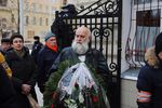Люди в очереди в Центральный дом журналиста, где проходит церемония прощания с Людмилой Алексеевой, 11 декабря 2018 года