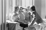 Вячеслав Зайцев с манекенщицами, 1971 год