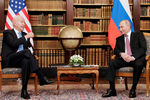 Президент России Владимир Путин и президент США Джо Байден во время встречи в рамках российско-американского саммита на вилле Ла-Гранж в Женеве, 16 июня 2021 года