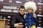 Хабиб Нурмагомедов фотографируется со своим болельщиком после пресс-конференции перед чемпионатом Gorilla Fighting Championship в спортивном комплексе «Чемпион» в Краснодаре, 2019 год 
