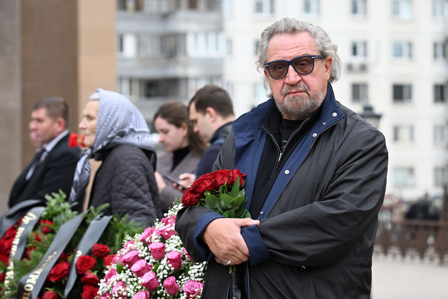 Александр Гафин на&nbsp;церемонии прощания с&nbsp;режиссером и телеведущим Тиграном Кеосаяном в&nbsp;армянской церкви Святого креста в&nbsp;Москве, 28&nbsp;сентября 2025&nbsp;года