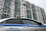 Автомобиль полиции у жилого дома, поврежденного в результате атаки БПЛА в Красногорске, 24 октября 2025 года 