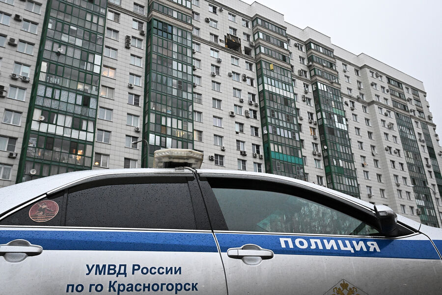 Автомобиль полиции у&nbsp;жилого дома, поврежденного в&nbsp;результате атаки БПЛА в&nbsp;Красногорске, 24&nbsp;октября 2025&nbsp;года 