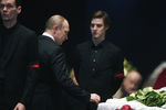 Президент России Владимир Путин во время церемонии прощания с Олегом Табаковым в МХТ имени Чехова, 15 марта 2018 года