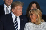 Президент США Дональд Трамп с первой леди Франции Брижит Макрон на саммите G7, 25 августа 2019 года