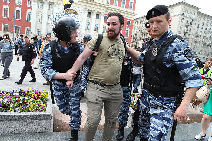 Сотрудники полиции задерживают православного активиста Дмитрия Энтео (Цорионов) на несанкционированном параде ЛГБТ-сообщества