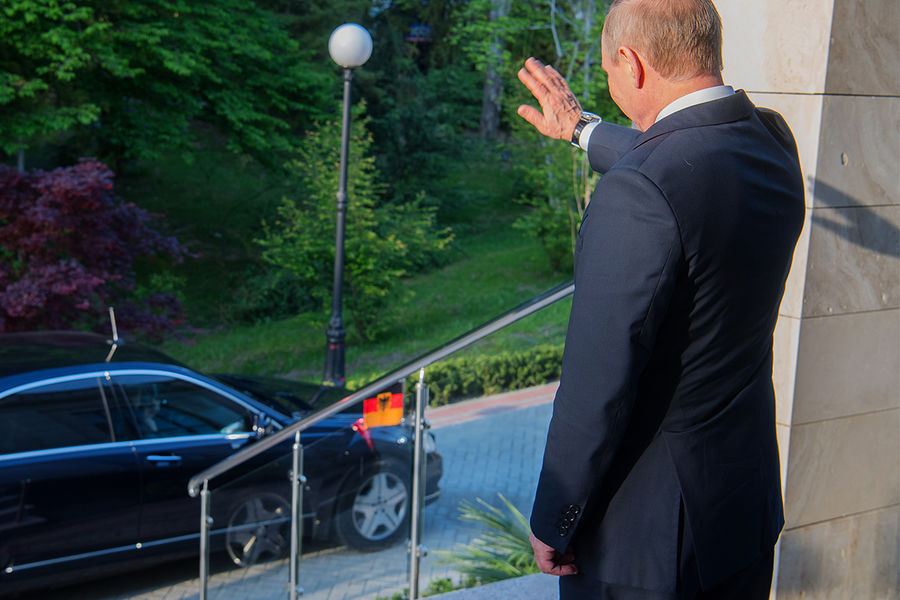 Владимир Путин прощается с&nbsp;федеральным канцлером ФРГ Ангелой Меркель после встречи в&nbsp;Сочи, 2017&nbsp;год