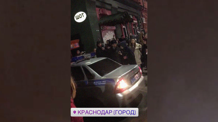 Полицейский автомобиль у клуба в Краснодаре, где был задержан рэпер Хаски, 21 ноября 2018 года