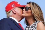 Дональд Трамп с супругой Маланьей во время предвыборной кампании, октябрь 2020 года