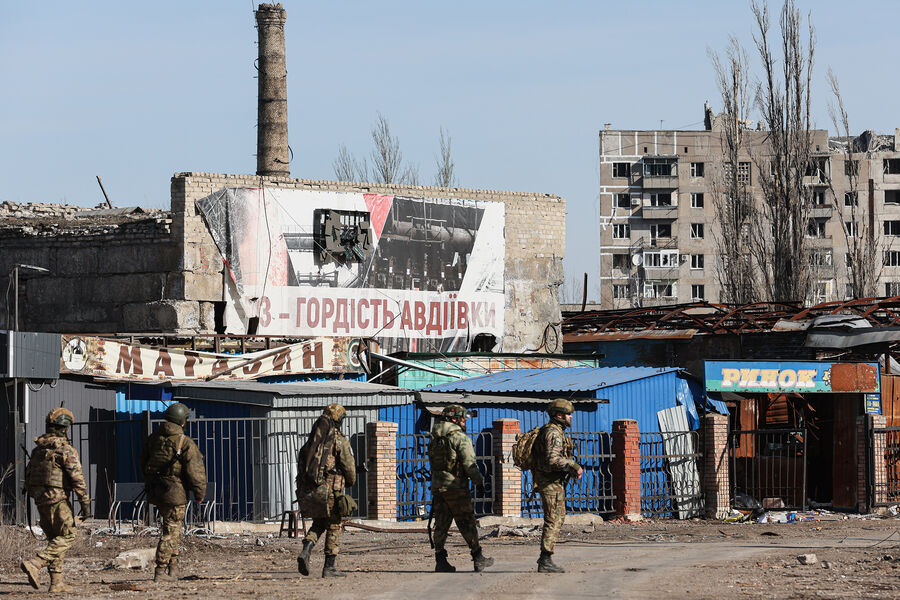 Военнослужащие в&nbsp;центре города, Авдеевка, февраль 2024&nbsp;года