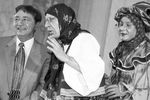 Писатель Эдуард Успенский (слева) во время встречи с юными читателями в Государственной детской библиотеке в Москве, 1994 год