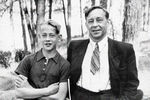 Владислав Крапивин с отцом Петром Федоровичем в подмосковной Балашихе, 1953 год