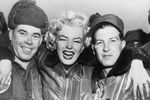 К&nbsp;середине 1950-х Монро успела развестись с&nbsp;Догерти. В&nbsp;1954 году она сыграла свадьбу с&nbsp;бейсболистом Джо Ди Маджо. Во время медового месяца в&nbsp;Японии звезде (которая на&nbsp;тот момент не только снималась в&nbsp;кино, но и пела) предложили выступить перед&nbsp;солдатами в&nbsp;Корее. Музыкантов в&nbsp;ансамбль пришлось в&nbsp;спешке набирать из&nbsp;военных. На&nbsp;фото Мэрилин Монро с&nbsp;американскими военнослужащими во время визита в&nbsp;Корею, 1954&nbsp;год