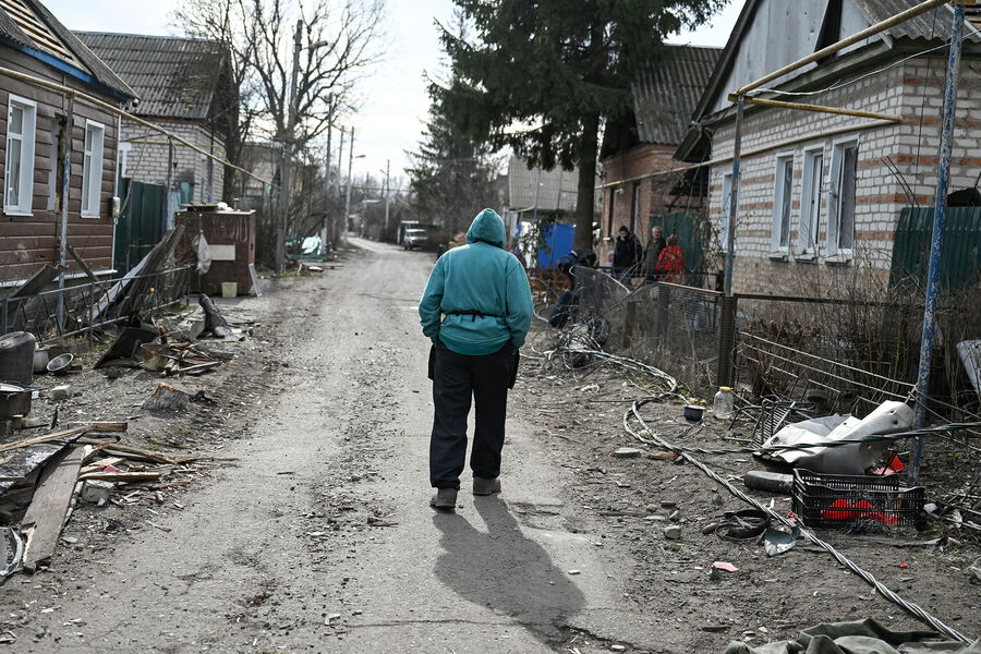 Местные жители на&nbsp;одной из&nbsp;улиц в&nbsp;Судже, освобожденной российскими Вооруженными силами от подразделений ВСУ, 15&nbsp;марта 2025&nbsp;года