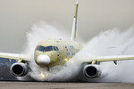 Импортозамещенный самолет Superjet-100 проходит испытание двигателей ПД-8 на защиту от воды, выполняя движение по взлетно-посадочной полосе со специально смонтированным «бассейном», аэродром Летно-исследовательского института имени М. М. Громова в городе Жуковский, 6 ноября 2025 года