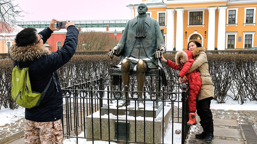 Памятник Петру I в&nbsp;Петропавловской крепости. На&nbsp;этот раз неоднозначную реакцию вызвали пропорции основателя Петербурга. Тело было увеличено примерно в&nbsp;1,5 раза, а голова осталась при&nbsp;этом натурального размера, из-за чего выглядит очень маленькой. Отметим, что монумент создали российский художник Михаил Шемякин и итальянский скульптор Карло Растрелли