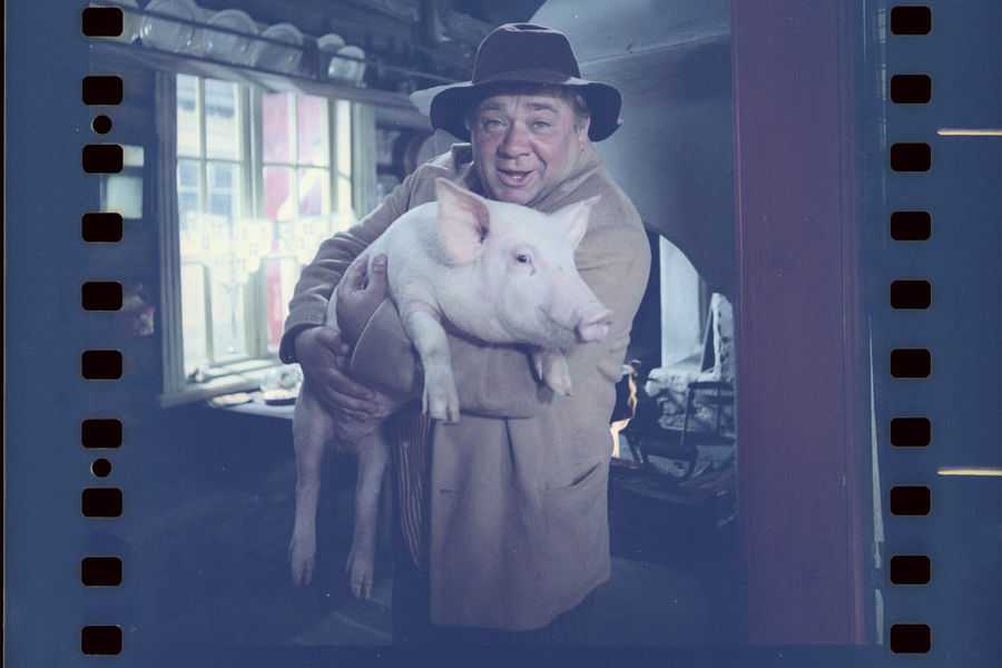 <b>&laquo;За спичками&raquo; (1980, реж. Л. Гайдай)</b>
<br><Br>
Данелия писал, как один раз он зашел с&nbsp;Леоновым навестить своего родственника в&nbsp;больнице.
«Посидели в&nbsp;палате минут пять, стали прощаться. Тут врач попросил:
&ndash; Товарищ Леонов, пожалуйста, давайте зайдем в&nbsp;реанимацию. На&nbsp;минутку. Там очень тяжелые больные, пусть и они на&nbsp;вас посмотрят.
Зашли в&nbsp;реанимацию. Та же реакция. И тогда врач взмолился:
&ndash; Товарищ Леонов, давайте обойдем всех! Ведь сердце &ndash; это очень серьезно, а вы лучше любой терапии на&nbsp;них действуете!
Когда мы обошли все палаты и стали прощаться, врач сказал:
&ndash; А в&nbsp;женское отделение?
Делать нечего, обошли и женское отделение&hellip; Женя везде улыбался, шутил &ndash; врач был прав, на&nbsp;больных Леонов действовал лучше любого лекарства (даже на&nbsp;тех, кто никогда не видел его в&nbsp;кино. Не зря с&nbsp;него рисовали олимпийского мишку)». (Георгий Данелия, «Безбилетный пассажир»)

