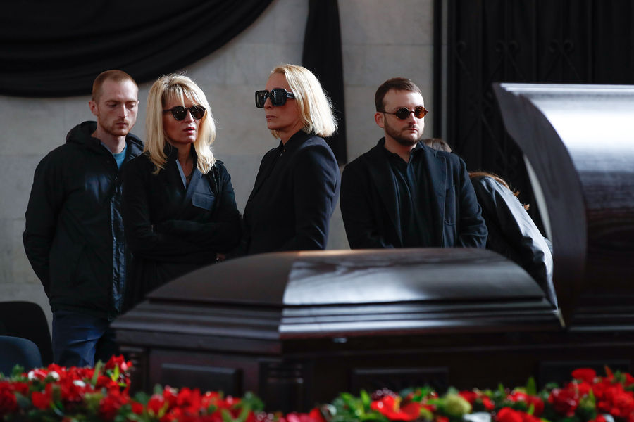 Сын Бориса Краснова Даниил и вдова Евгения (справа, налево) во время церемонии прощания на&nbsp;Троекуровском кладбище в&nbsp;Москве, 9&nbsp;сенятбря 2021&nbsp;года