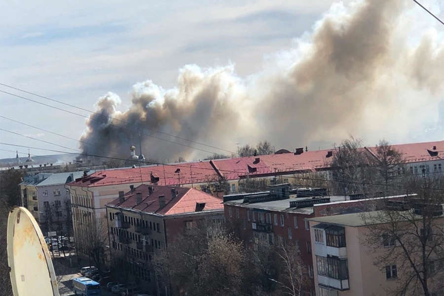 Дым от пожара в&nbsp;здании Центрального научно-исследовательского института войск Воздушно-космической обороны в&nbsp;Твери, 21&nbsp;апреля 2022&nbsp;года