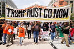 Протестующие против политики Дональда Трампа в день военного парада в честь 250-летия армии США в Вашингтоне, 14 июня 2025 года