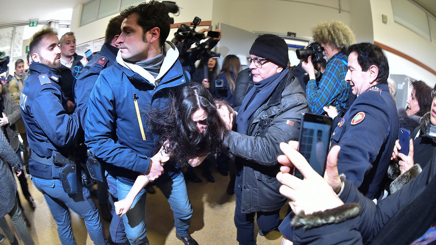 Активистка Femen на&nbsp;избирательном участке, где планировал голосовать Сильвио Берлускони, Италия, 4 марта 2018 года