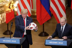 Президент США Дональд Трамп и президент России Владимир Путин во время пресс-конференции по итогам встречи в Хельсинки, 16 июля 2018 года