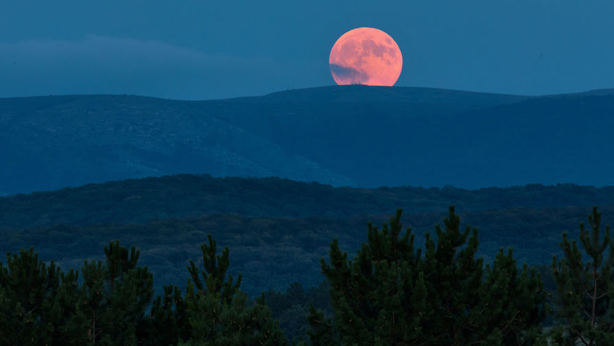 Полная луна над&nbsp;горой Чатыр-даг, Крым, 27 июля 2018 года