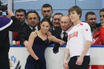 Владимир Путин фотографируется с фигуристами Еленой Ильиных и Никитой Кацалаповым во время посещения учебно-тренировочного центра «Новогорск», 2011 год