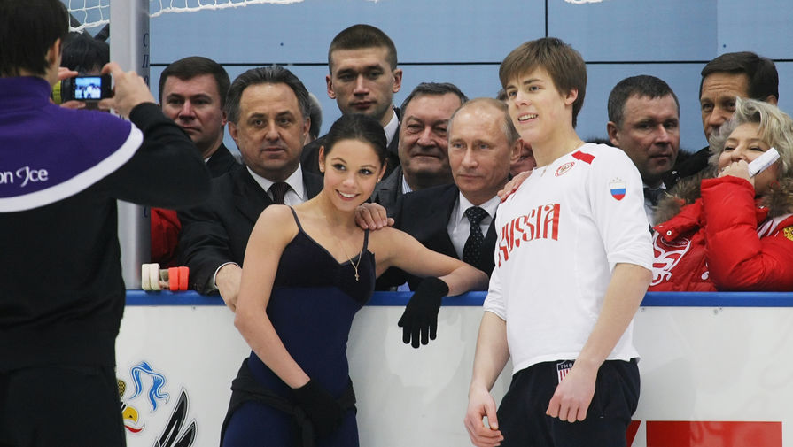 Владимир Путин фотографируется с фигуристами Еленой Ильиных и Никитой Кацалаповым во время посещения учебно-тренировочного центра «Новогорск», 2011 год
