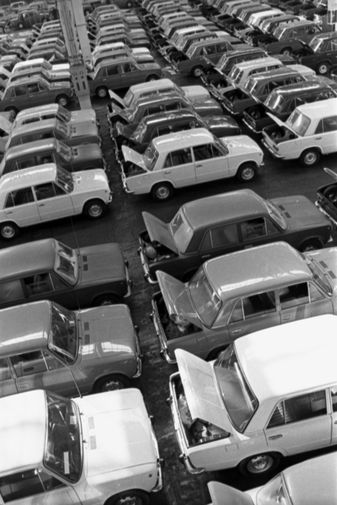 Автомобили ВАЗ-2101 «Жигули» Волжского автомобильного завода (ВАЗ) в городе Тольятти Самарской области, 1973 год