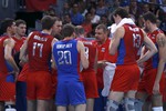 Главный тренер россиян Владимир Алекно проводит тайм-аут