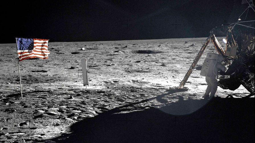 Нил Армстронг на&nbsp;Луне рядом с&nbsp;модулем &laquo;Eagle&raquo;, 20&nbsp;июля 1969&nbsp;года.